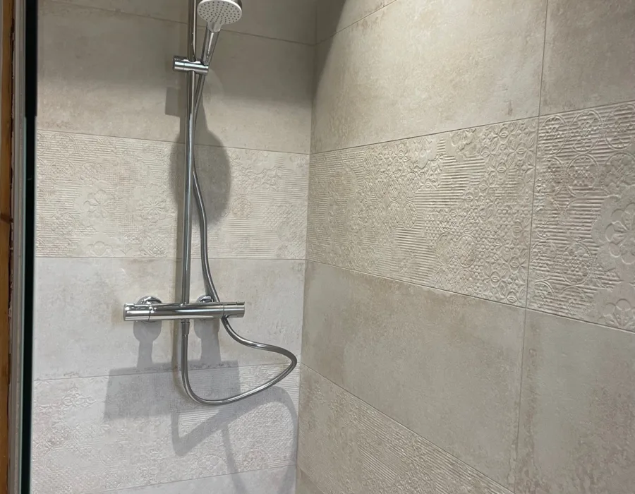 Douche rénovée en Sarthe par Fuitéo, plombier RGE