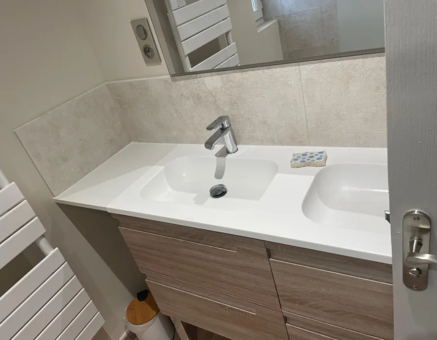 Meuble de salle de bain sur mesure posé par Fuitéo en Sarthe