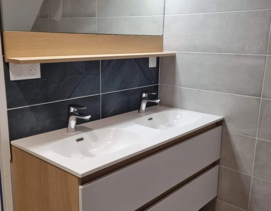 Meuble de salle de bain installé par Fuitéo, plombier au Mans